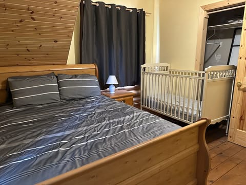 4 bedrooms, travel crib, free WiFi, bed sheets