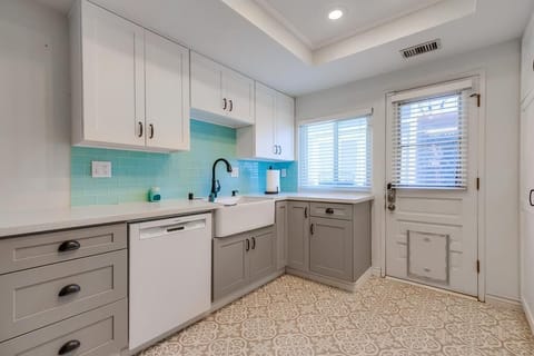 Kitchen with
Deep farmhouse
Dishwasher
Electric stove
Refrigerator
Pantry