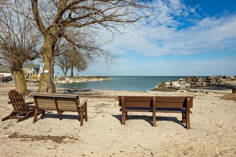 Beach nearby, sun loungers, beach towels