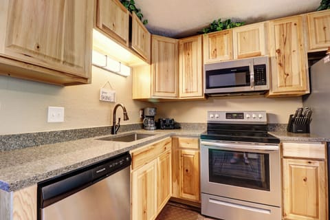 Beautifully updated kitchen with updated appliancecs