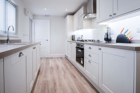 Fleet Street - 2 Bedroom Holiday Home - Swansea (5405)