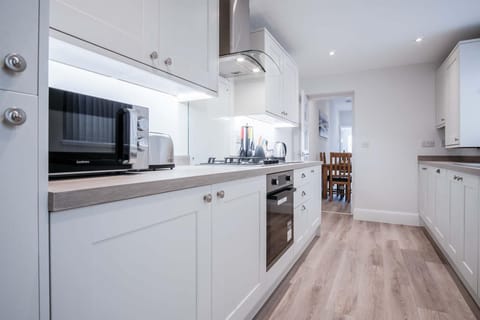 Fleet Street - 2 Bedroom Holiday Home - Swansea (5406)