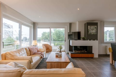 Spacious living room