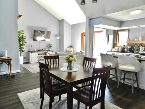 Kitchen seats 6. Dining Room 8