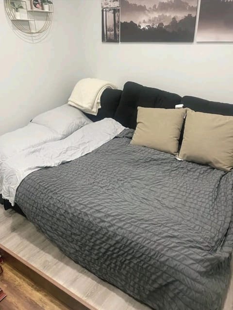 1 bedroom, bed sheets