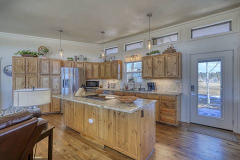 Fully equipped kitchen makes mealtime easy! Don't want to cook, you are just 3-10 min. from award winning fine dining, river bistros and breweries!