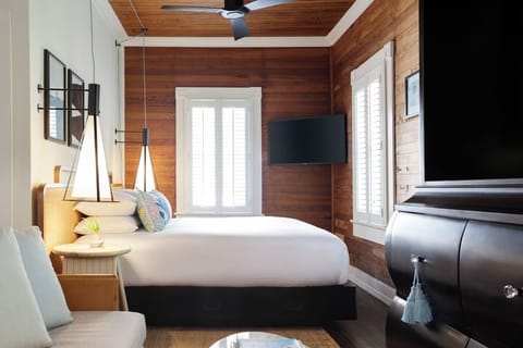 Unit with King bed. Exact unit will be assigned upon arrival. Views, colors, and decor may vary.