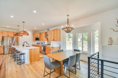 Dining Area | Kitchen