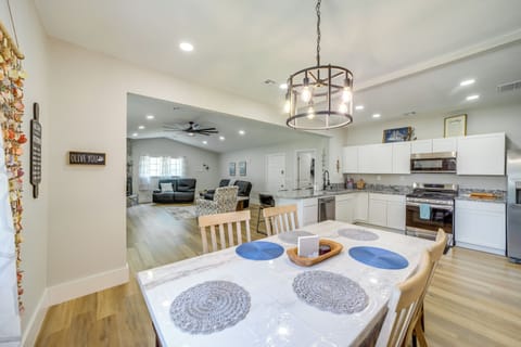 Dining Area & Kitchen | Dishware & Flatware Provided