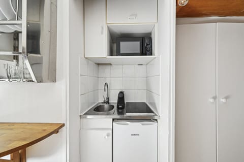 Fridge, microwave, stovetop, coffee/tea maker