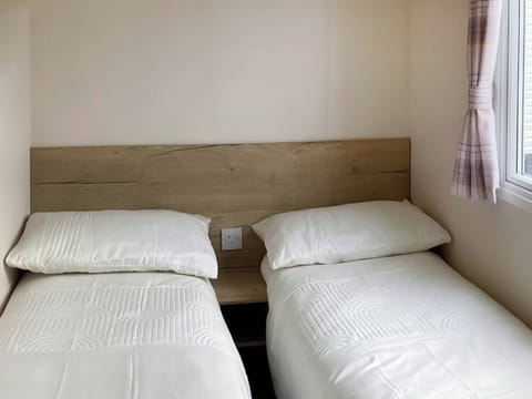 Twin bedroom | Farne Lodge, Berwick-Upon-Tweed