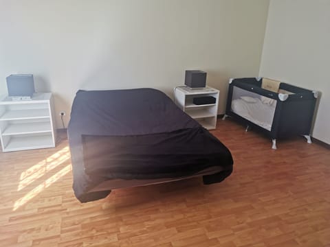 4 bedrooms, iron/ironing board, bed sheets