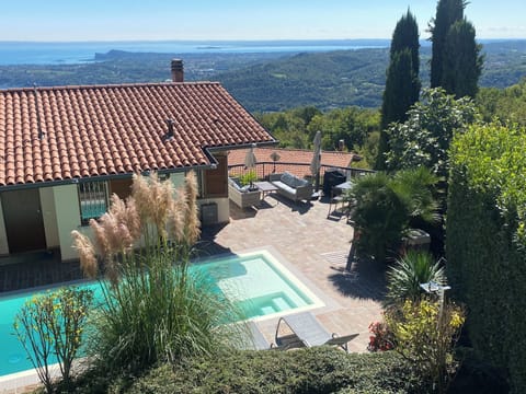 Pool, House, Terrace and Lakefiew 
Pool, Haus, Terrasse und Seeblick