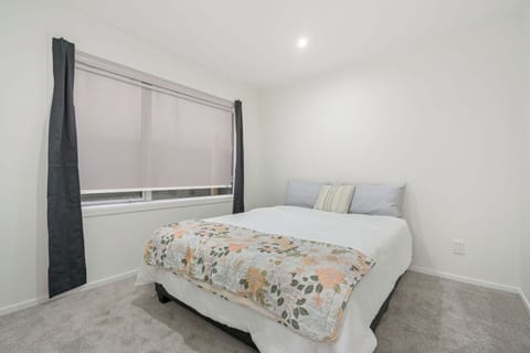 4 bedrooms, iron/ironing board, bed sheets