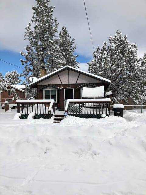 Cozy cabin new ac/heating 2024, wood burning fireplace.