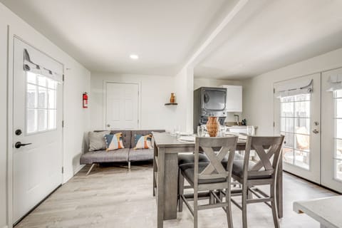 Living Area | Flat-Screen TV | Washer/Dryer | Detergent Provided | Full Futon