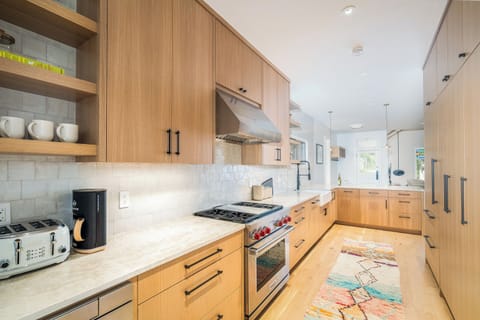 4.2-magic-on-main-telluride-kitchen-15