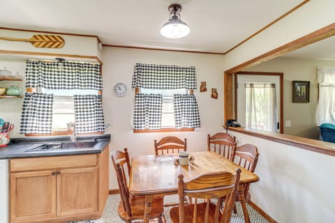 Dining Area | Dishware/Flatware Provided