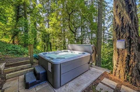 7-8 Person hot tub stays heated year-round!