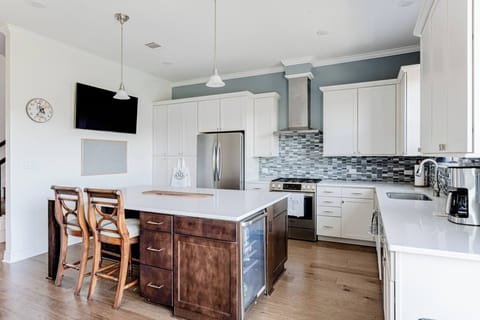 The bar fridge is conveniently located in the island where you can grab and ice cold drink after a long run in the San Gabriel Trails