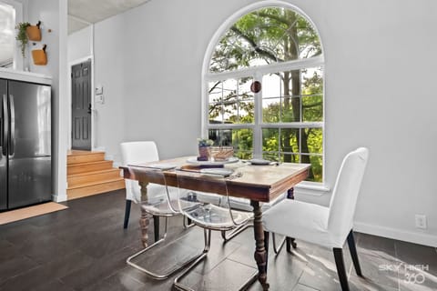 Dining with seating for 6!