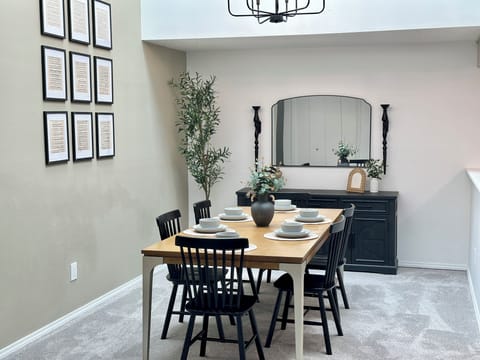  Dining table can seat 6+.