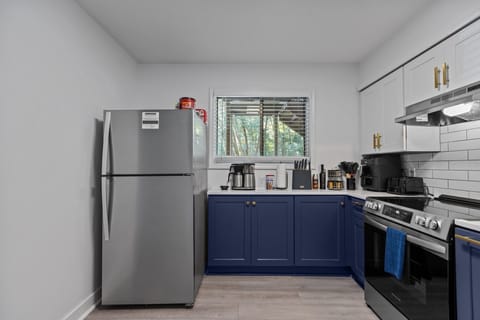 Fridge, oven, stovetop, coffee/tea maker