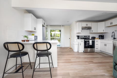 Fully Furnished Kitchen with Breakfast Bar