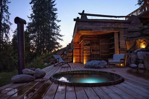 Outdoor spa tub