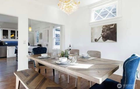 餐厅 Dining area
This stunning dining area blends rustic charm with modern elegance, creating the perfect space for intimate dinners and lively gatherings. Featuring a beautiful reclaimed wood dining table with matching bench seating, the space is complemented by plush navy-blue accent chairs that add a touch of sophistication.