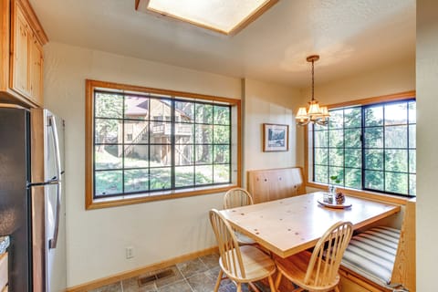 Dining Area | Dishware/Flatware Provided | 2nd Floor