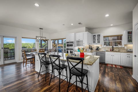 Cook, dine & connect in one space.