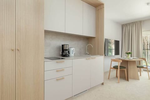 Modern kitchenette with wood finishes – Equipped with essentials for short stays.

