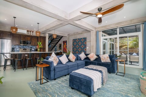 Conmigo Villas - 6 Bedroom Beachfront w/ Pool (3956)