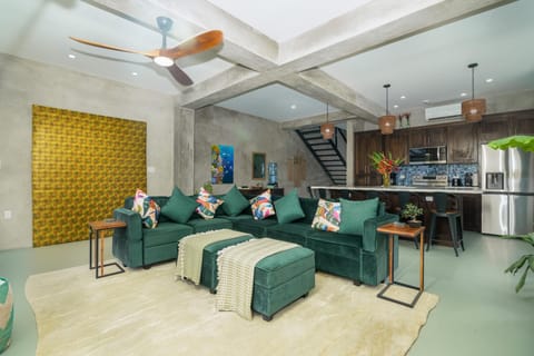 Conmigo Villas - 6 Bedroom Beachfront w/ Pool (3958)