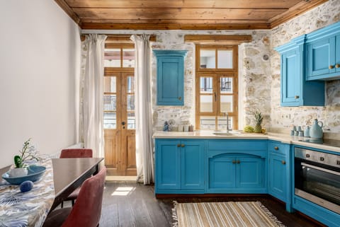 The villa features 5 bedrooms in total and can comfortably accommodate up to 10 guests.