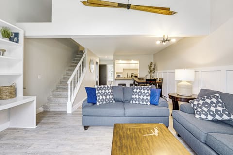 Living Room | Queen Sleeper Sofa | Free WiFi | Smart TV | 1st Floor