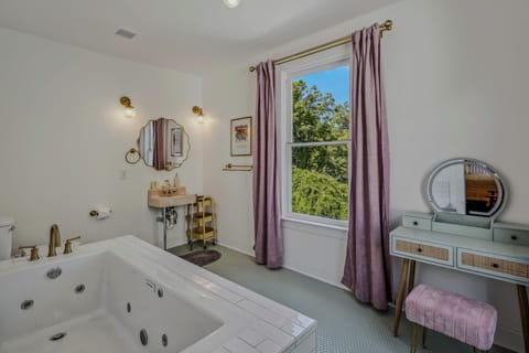 Jetted tub, hair dryer, towels