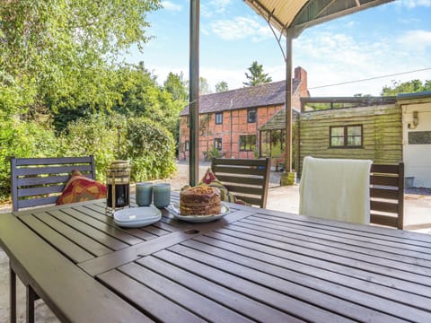 Outdoor eating area | Coachmans Cottage, Bromyard