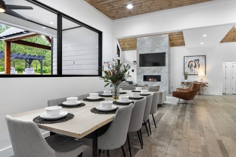 Dining Room: Enjoy delicious meals surrounded by stylish decor and breathtaking views!