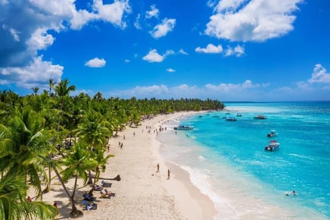 Beach nearby, sun loungers, beach towels