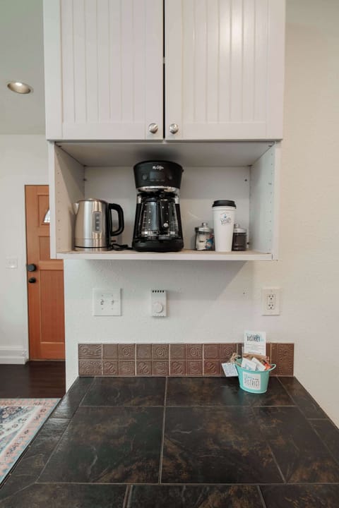 #StayinMyDistrict Historic Kenton comfortable & fully furnished Guest House. Make this your HOME Suite Home in Portland #BookDirect