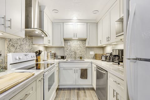 Kitchen | Single-Story Unit | 2nd-Floor Condo | Free WiFi