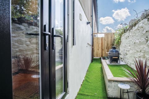 The Cottage - 2 Bedroom Cottage - Tenby (23682)