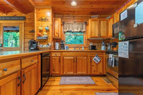 Sweet Bear Hideaway's fully-equipped kitchen