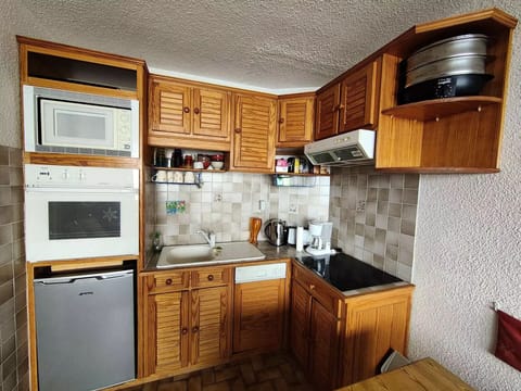 Fridge, oven, dishwasher, coffee/tea maker