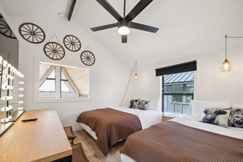 Bedroom 3: Two Full beds, double vanity desk, smart TV