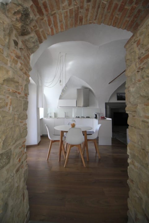 archi in pietra a vista riemersi durante i lavori, tornano oggi a vivere.