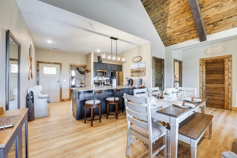 Dining Table | Dishware & Flatware