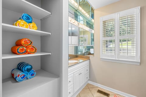 Shower, jetted tub, hair dryer, towels